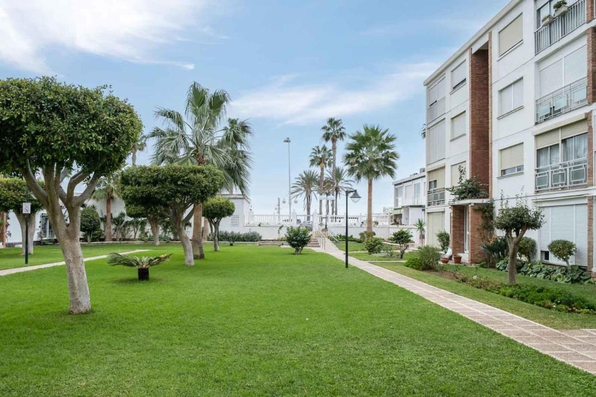 Apartment Garden And Pool In Next To The