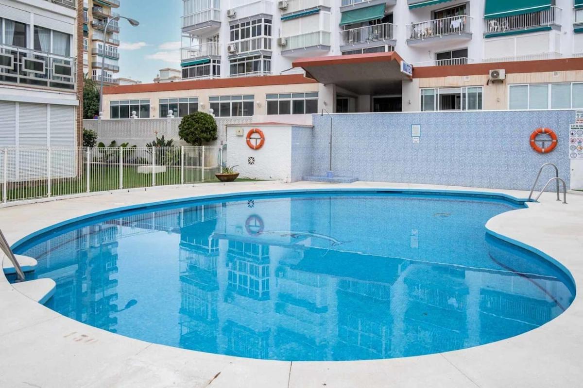 Apartment Garden And Pool In Next To The