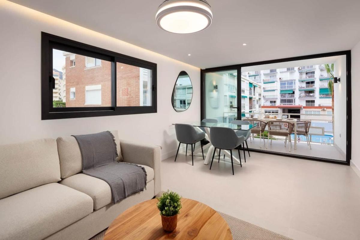 Apartment Garden And Pool In Next To The